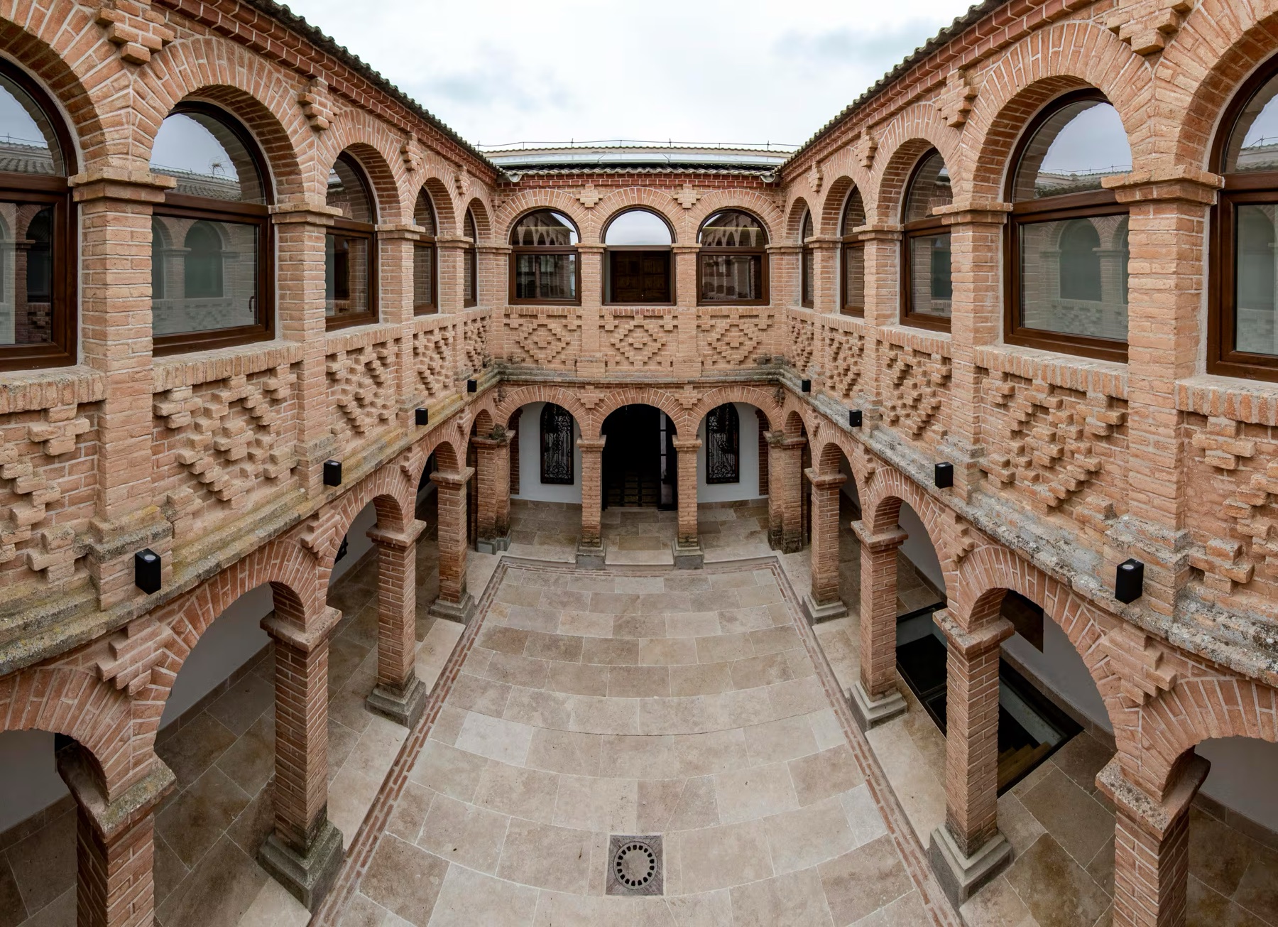 Piscina privada de la finca con vistas al Castillo de Guadamur, Toledo