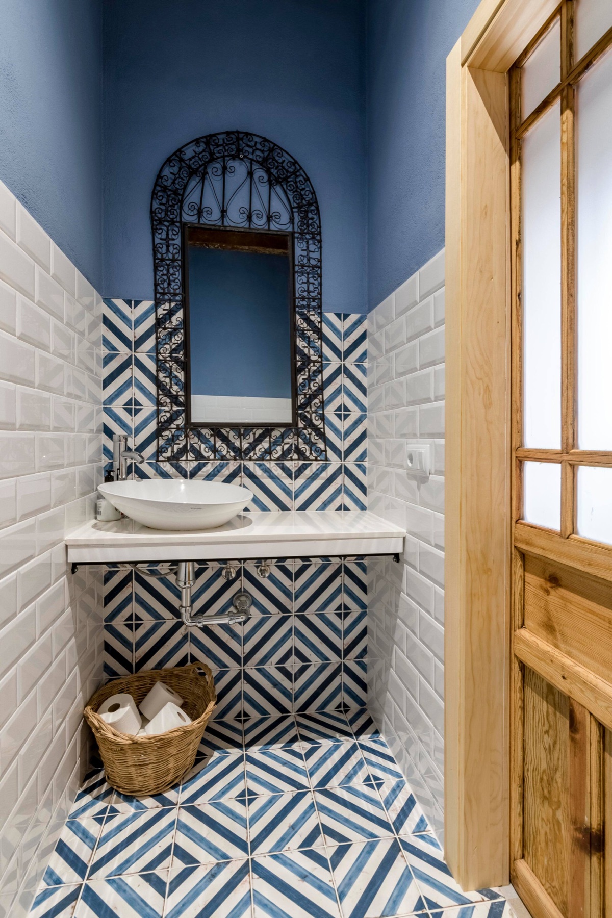 Aseo de cortesía con azulejos azules