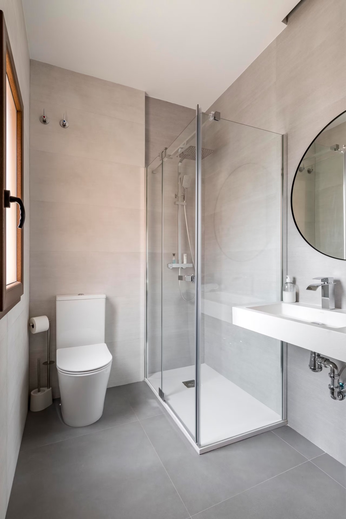 Baño en tonos claros