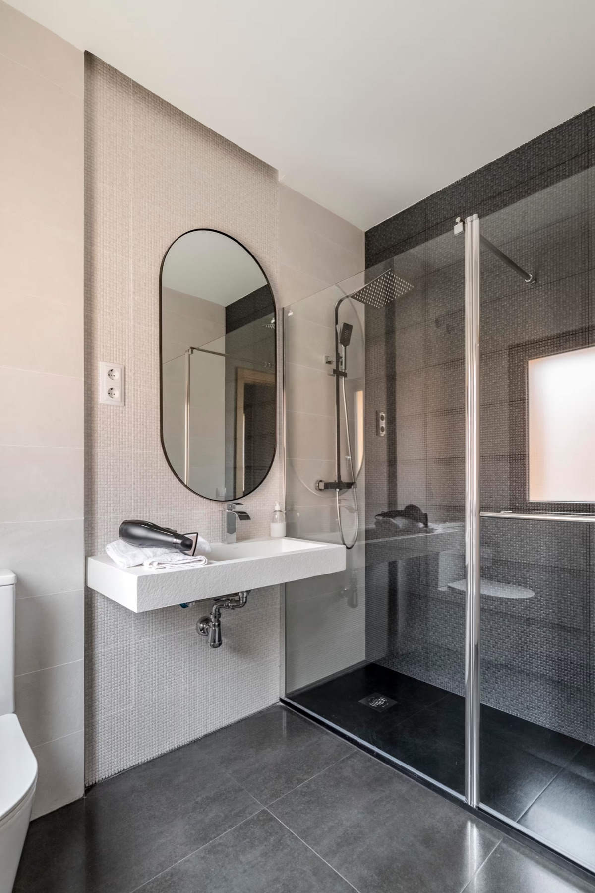 Baño moderno con ducha