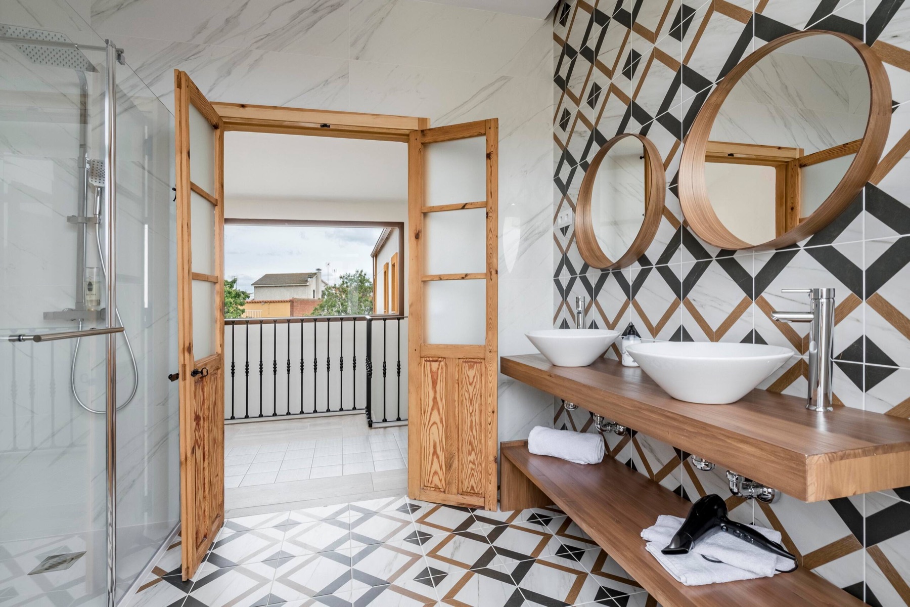 Baño en suite con doble lavabo