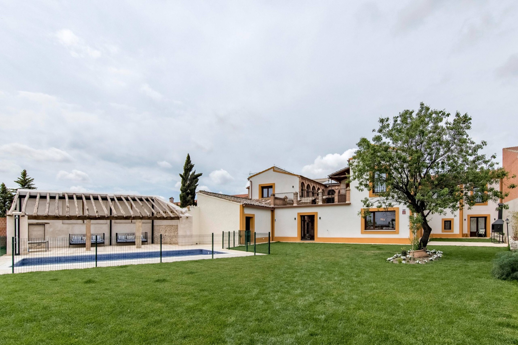 Vista general de la finca con jardín y piscina