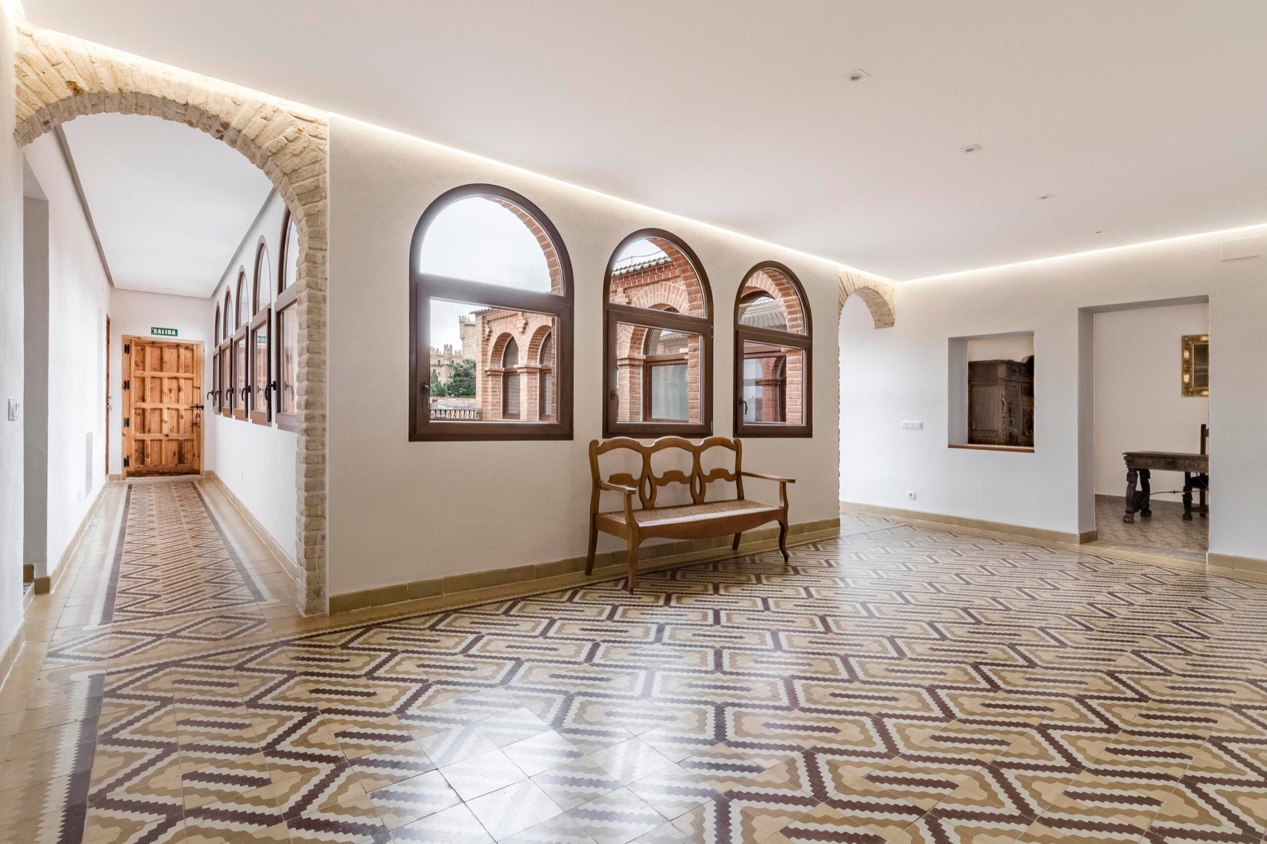 Galería interior con arcos