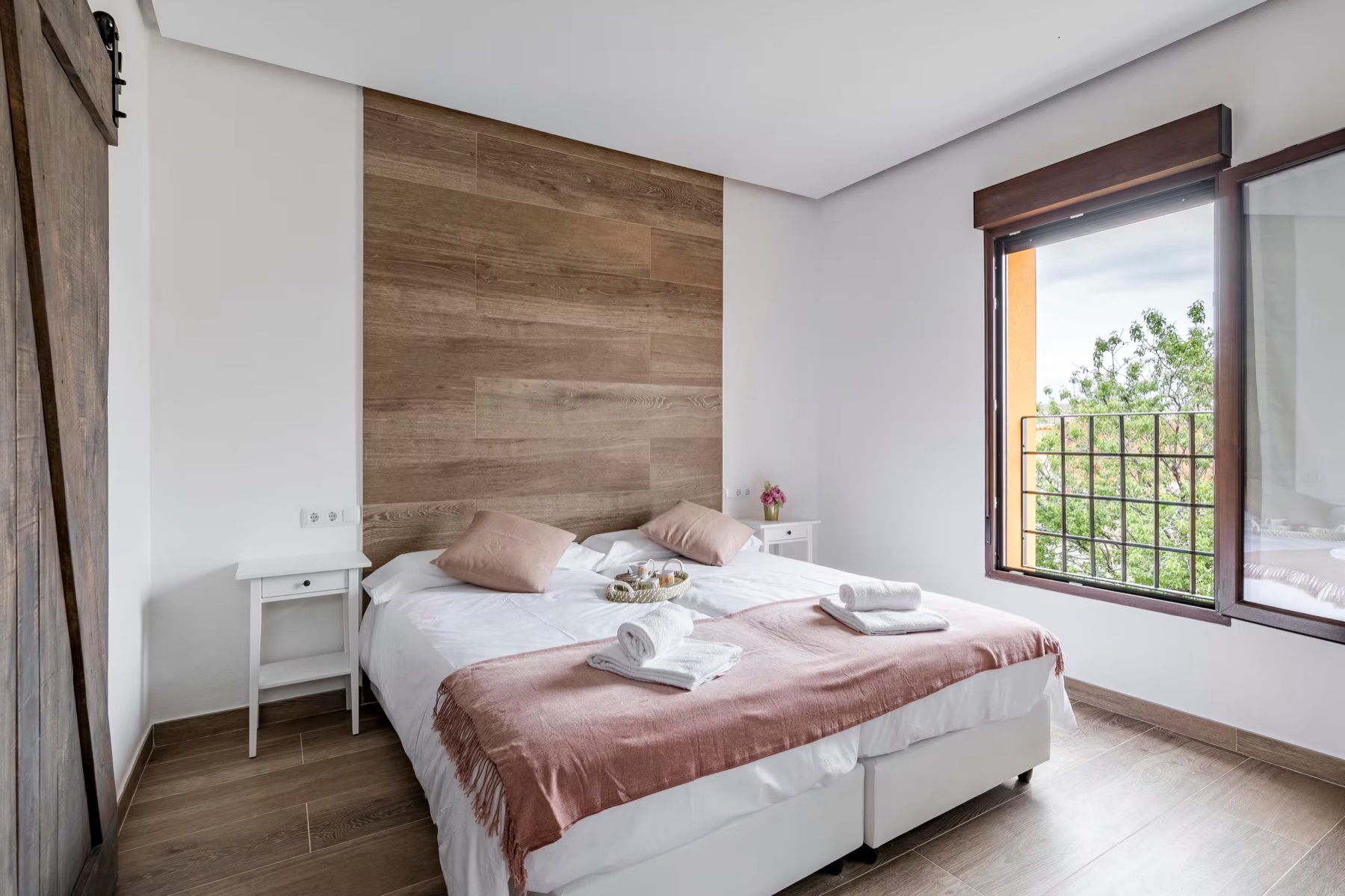 Habitación con ventana al jardín
