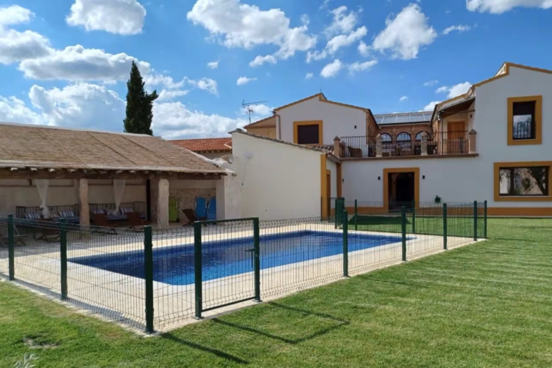 Piscina con la casa al fondo