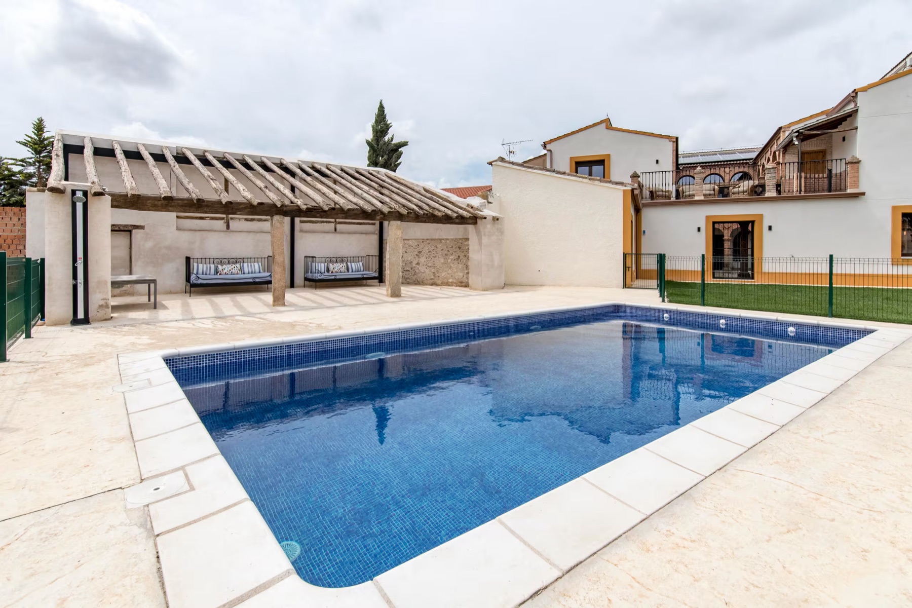 Piscina privada con porche y tumbonas