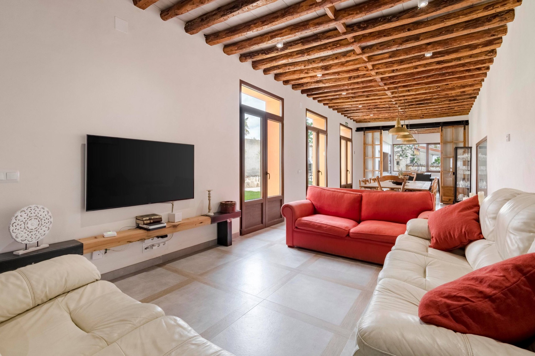 Salón con sofás y televisión
